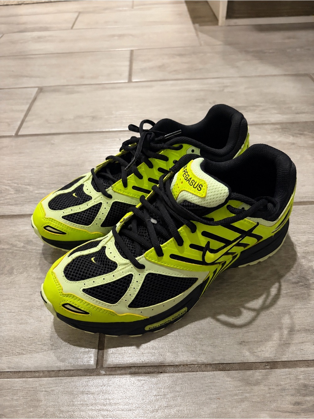 Nike Air Pegasus 2K5 Mens Size 9 Volt Black Barely Volt HQ5403 700 NWOT